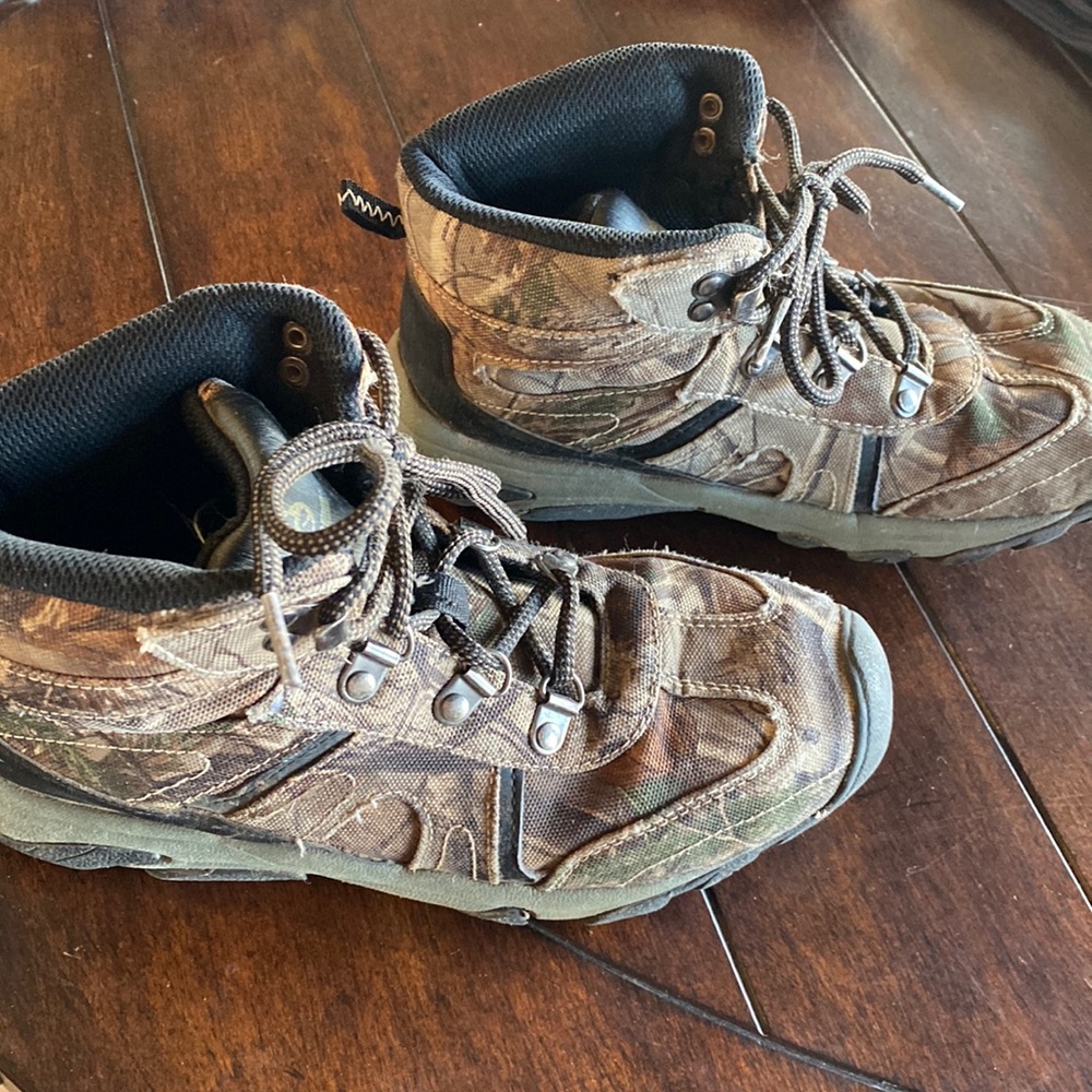 Real tree camo hiking boots- boys